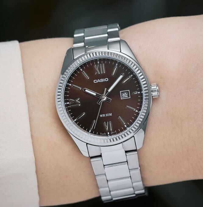 Montre Classique Homme Casio MTP-1302DD-5AVDF – Acier Inoxydable, Bracelet Métal, Cadran Marron, Étanche – Boutique Aïwatch
