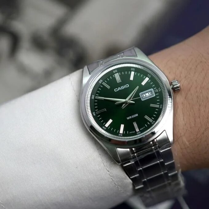 montre homme casio mtp b180d 3avdf acier inoxydable, bracelet métal, verre minéral, étanche 50m, date, précision ±20s/mois vert, référence mtp b180d 3avdf