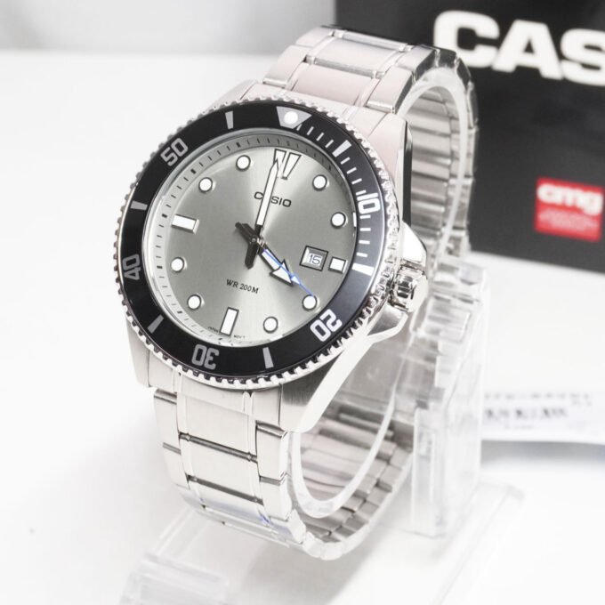 Montre Homme Casio MDV-107D-8AVDF - Acier inoxydable, lunette anti-retour, étanche 200m, verre minéral, bracelet acier, précision ±20s/mois, date - Argenté