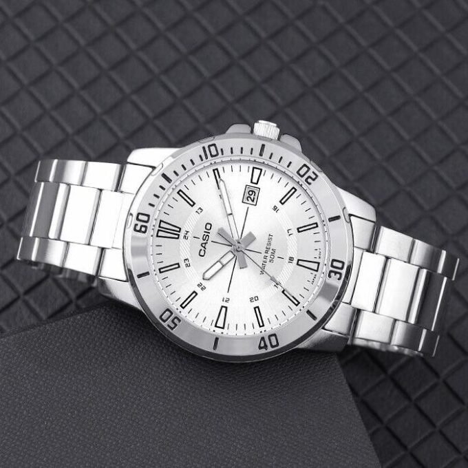 Montre Classique Homme - Casio MTP-VD01D-7CVUDF - Cadran Argenté, Bracelet Acier, Étanche, Quartz - Acier Inoxydable - Référence MTP-VD01D-7CVUDF