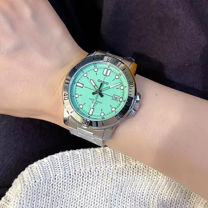 Montre Classique - CASIO - Homme - Design Élégant, Bracelet Acier, Résistante à lEau - Acier Inoxydable - Vert - Réf. MTP-VD01D-3E1VUDF