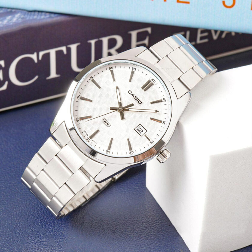 montre homme casio mtp vd03d 7audf bracelet en acier inoxydable cadran damier affichage analogique résistant à l'eau