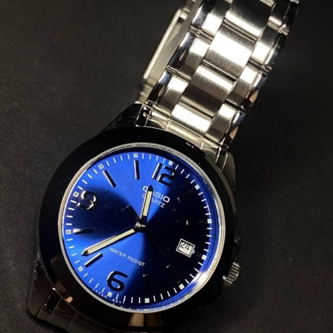 Montre Homme Casio MTP-1215A-2ADF – Acier inoxydable, Dateur, Affichage analogique, Résistante à l’eau – Bleu – Montre Classique