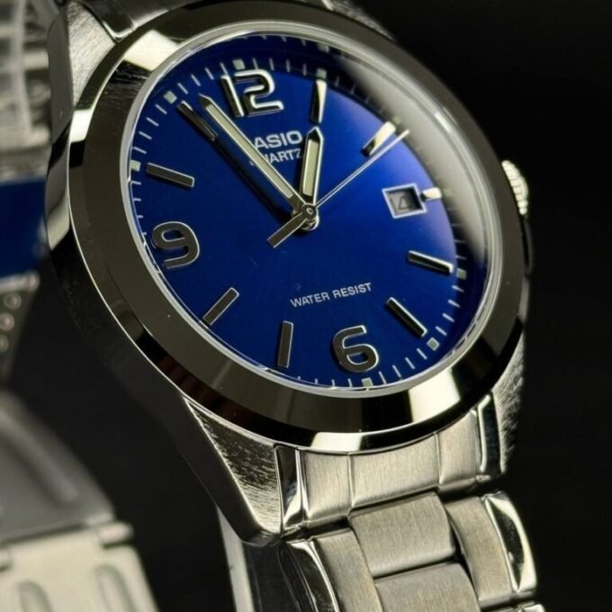 Montre Homme Casio MTP-1215A-2ADF – Acier inoxydable, Dateur, Affichage analogique, Résistante à l’eau – Bleu – Montre Classique