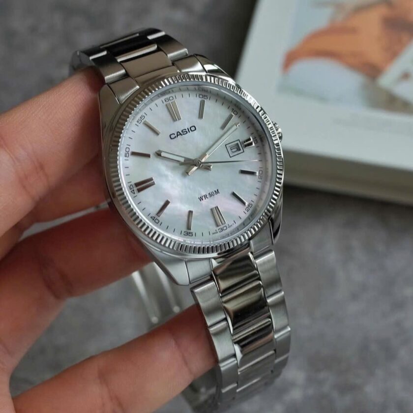 montre classique homme casio mtp 1302ds 7avdf acier inoxydable, bracelet métal, cadran blanc, Étanche 50m référence mtp 1302ds 7avdf
