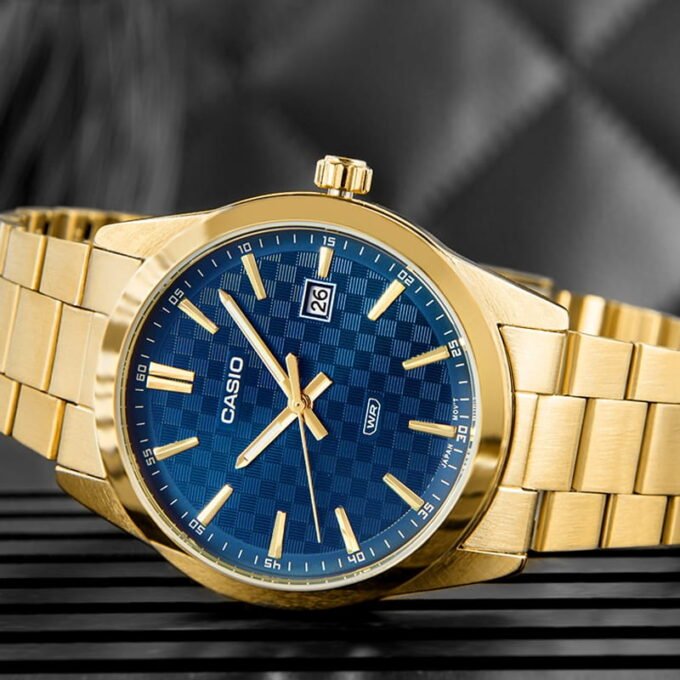 montre homme casio classique résistante à leau, affichage analogique, bracelet acier inoxydable doré, cadran bleu mtp vd03g 2audf
