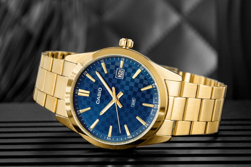 montre homme casio classique résistante à leau, affichage analogique, bracelet acier inoxydable doré, cadran bleu mtp vd03g 2audf
