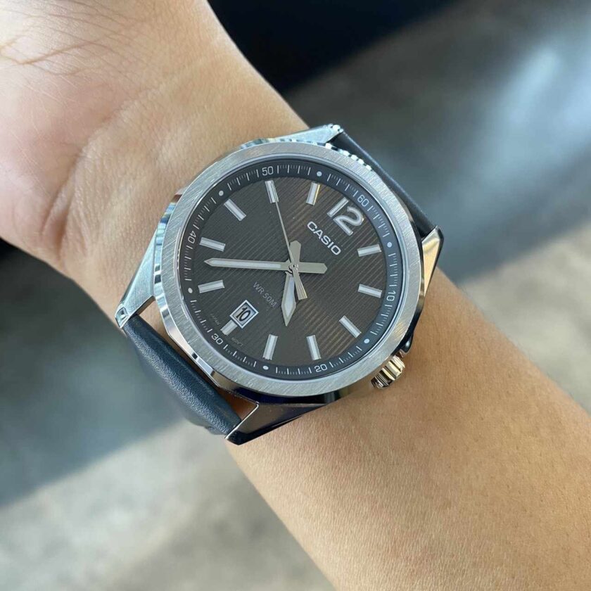 montre classique homme design moderne et élégant, cadran à motif rayé, étanche 50m, bracelet cuir véritable acier inoxydable mtp e725l 1avdf